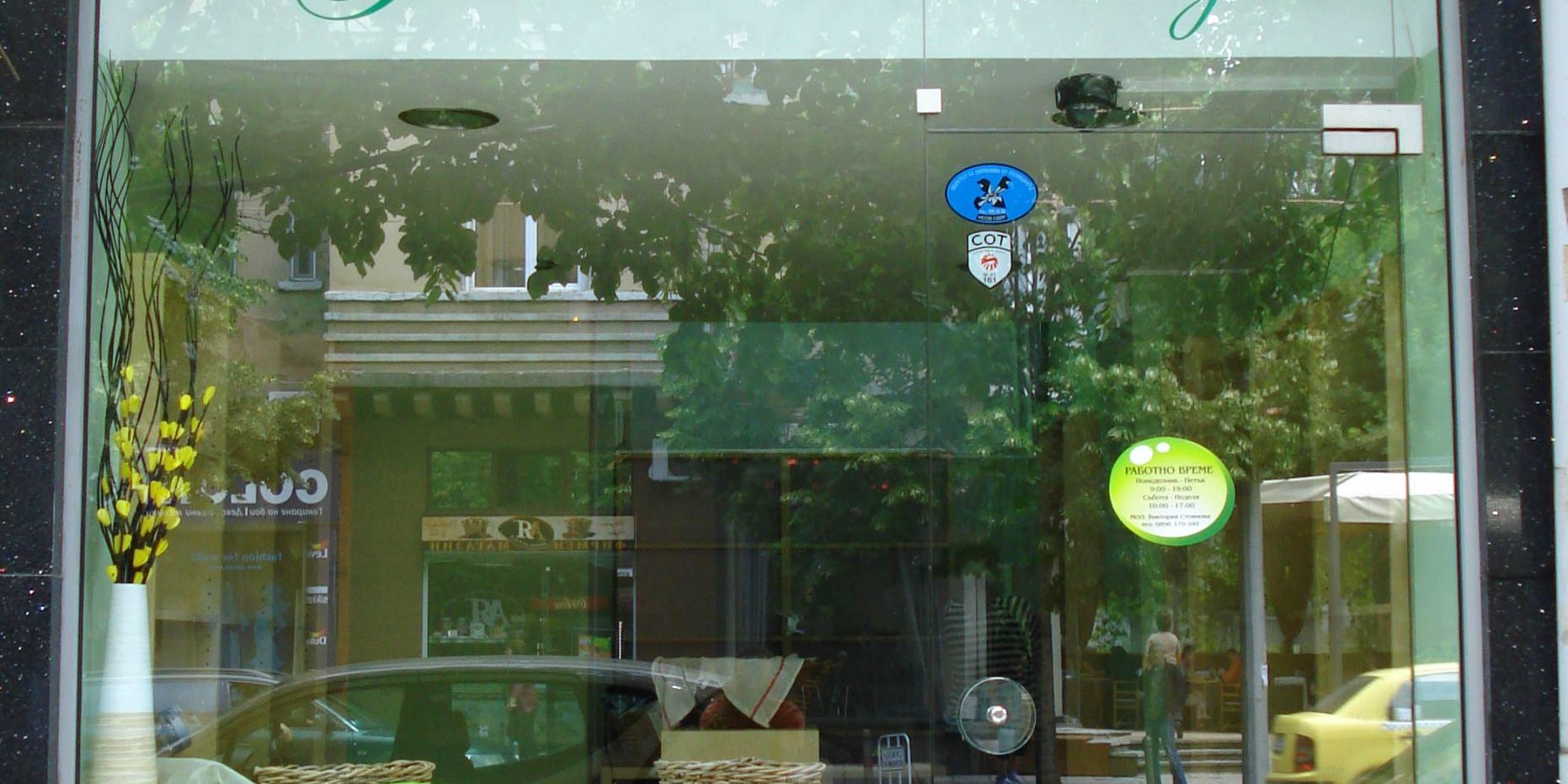 Облепване на витрини