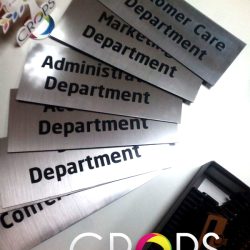 Надписи върху табели