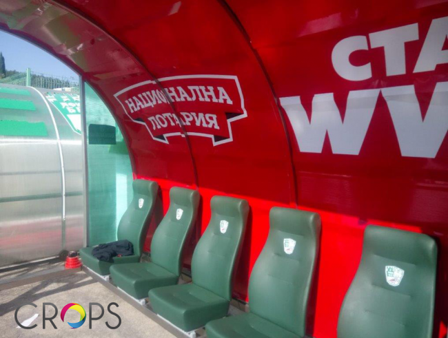 Печат и монтаж на фолио за резервни скамейки и скамейки делегати